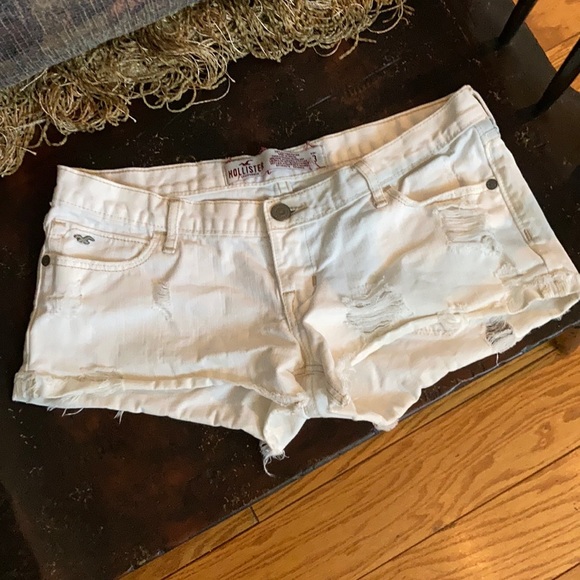 HOLLISTER WHITE DENIM DESTROYED SHORTS! 🤗 - Picture 4 of 5